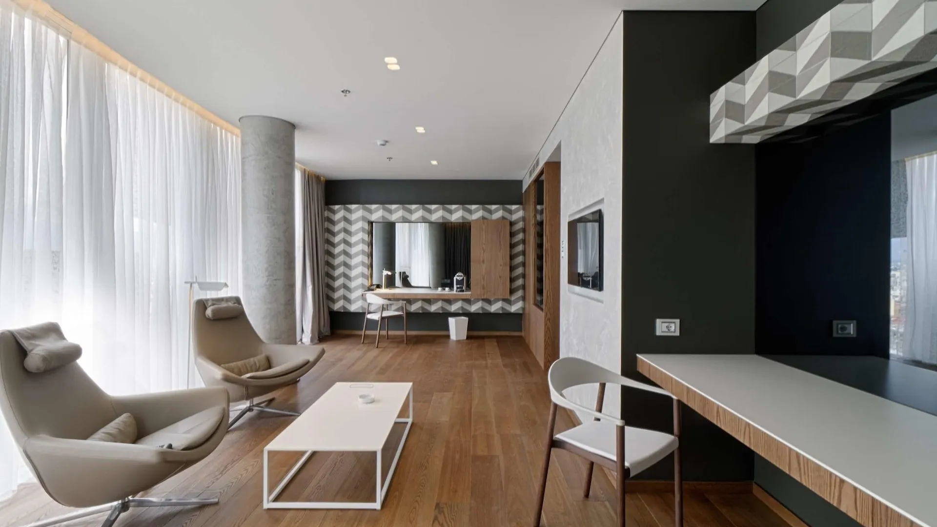 Maritim Hotel Plaza Tirana 5*,