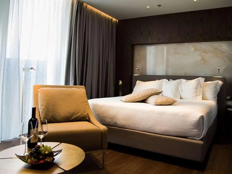Maritim Hotel Plaza טיראנה 5*,