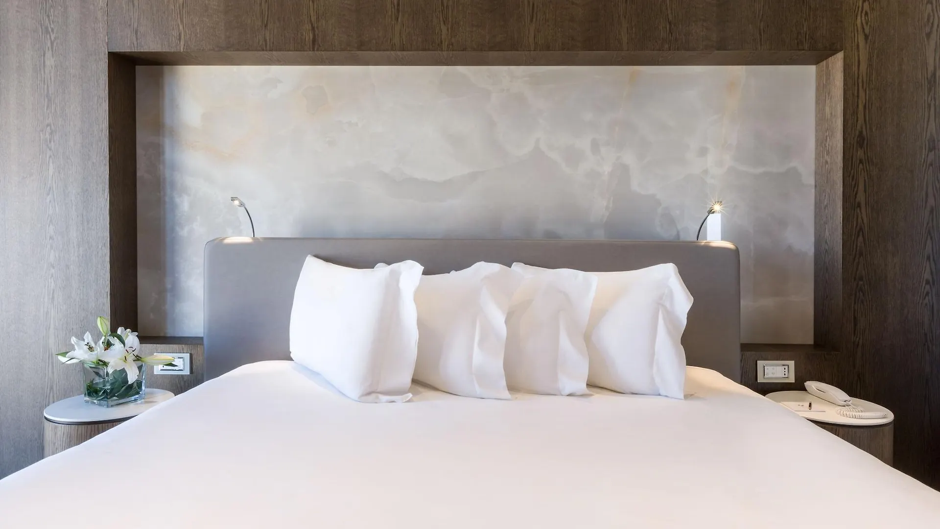 Maritim Hotel Plaza Тирана 5*,  Албания