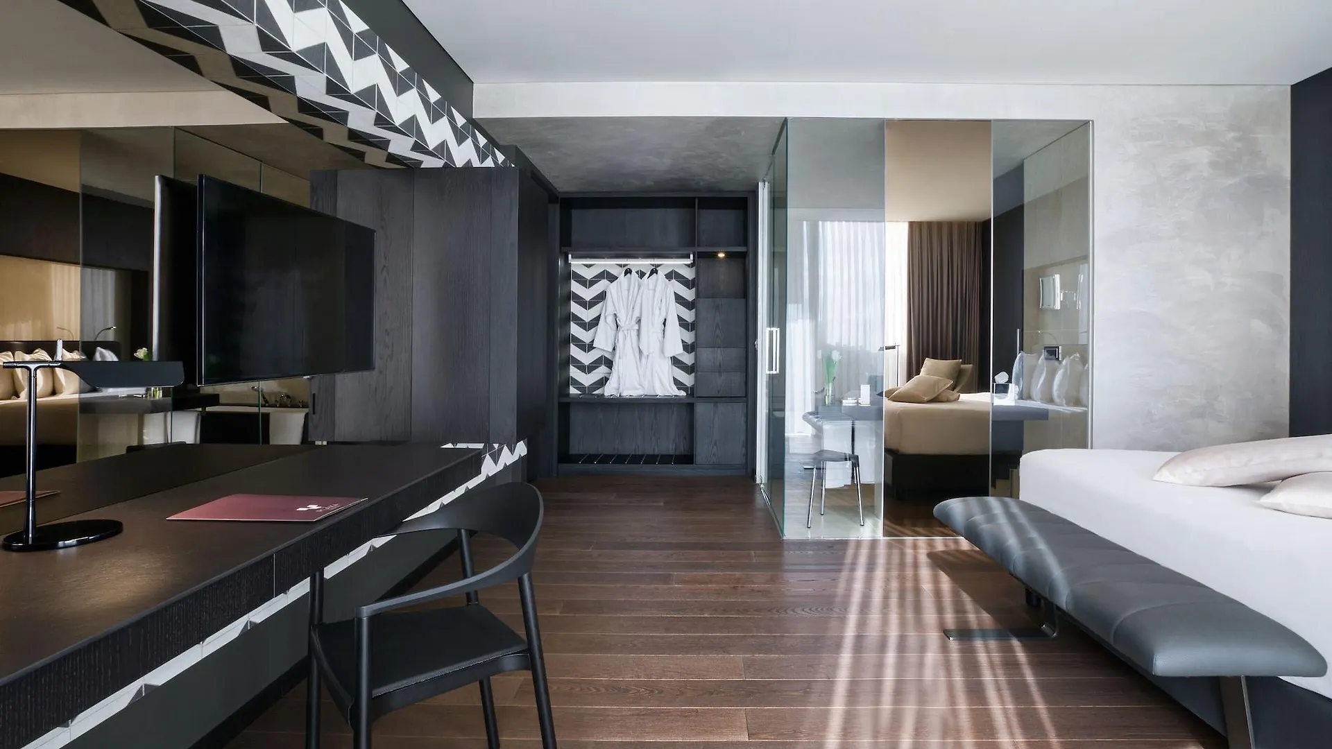 *****  Maritim Hotel Plaza Тирана Албания